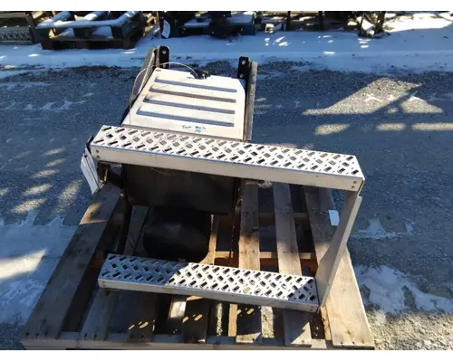 MACK CXU612 TOOL BOX