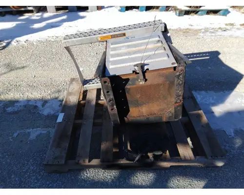 MACK CXU612 TOOL BOX