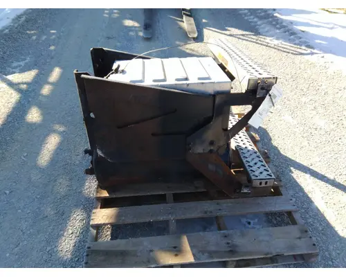 MACK CXU612 TOOL BOX