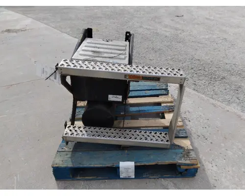 MACK CXU612 TOOL BOX