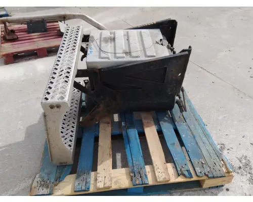 MACK CXU612 TOOL BOX