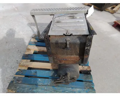 MACK CXU612 TOOL BOX