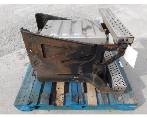 MACK CXU612 TOOL BOX