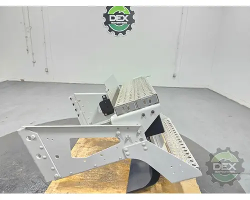 MACK CXU613 8271 foot step, chassi mounted