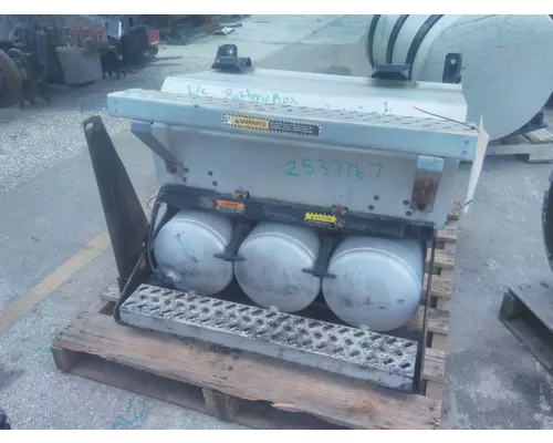 MACK CXU613 BATTERY BOX