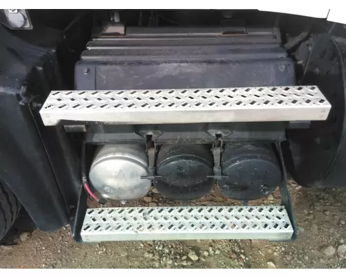 MACK CXU613 BATTERY BOX