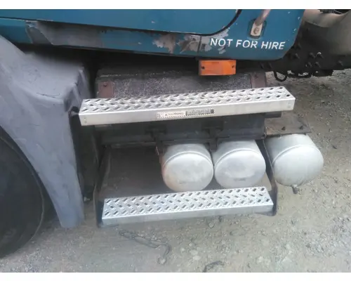 MACK CXU613 BATTERY BOX