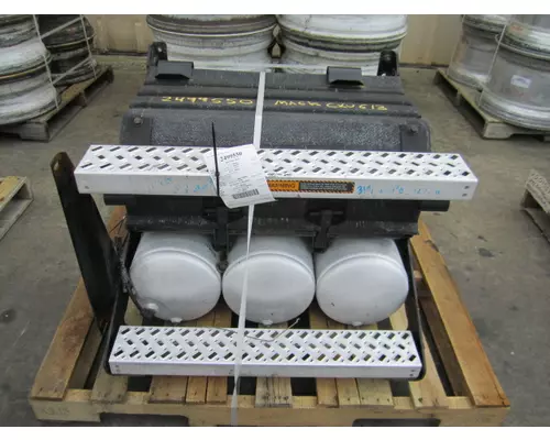 MACK CXU613 BATTERY BOX