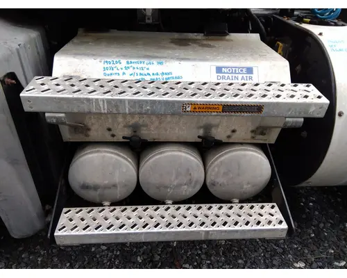 MACK CXU613 BATTERY BOX