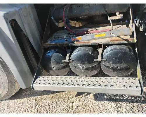 MACK CXU613 Battery Box