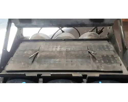 MACK CXU613 Battery Boxes