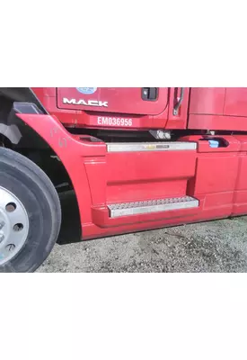 MACK CXU613 CAB SKIRT/SIDE FAIRING