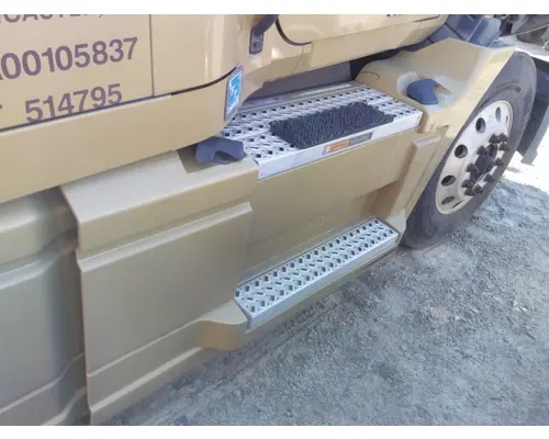 MACK CXU613 CAB SKIRTSIDE FAIRING