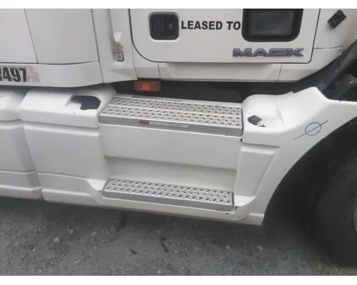 MACK CXU613 CAB SKIRTSIDE FAIRING