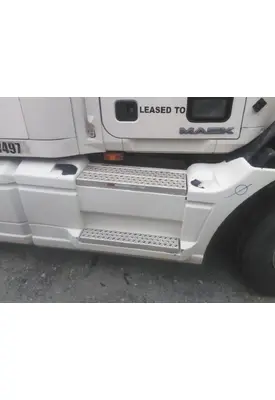 MACK CXU613 CAB SKIRT/SIDE FAIRING