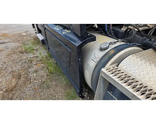 MACK CXU613 CAB SKIRTSIDE FAIRING
