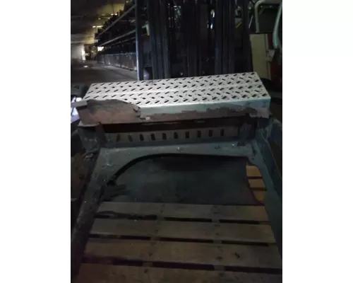 MACK CXU613 CAB STEP