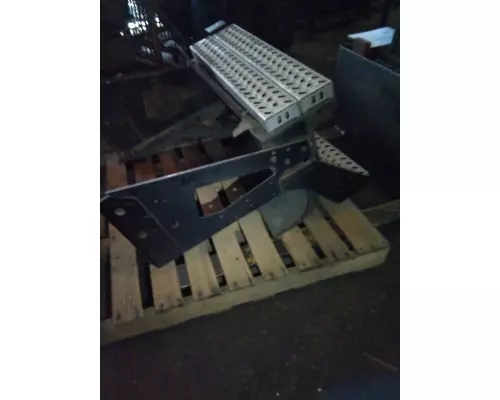 MACK CXU613 CAB STEP
