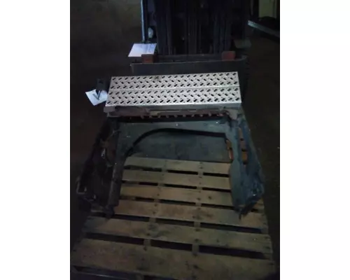 MACK CXU613 CAB STEP