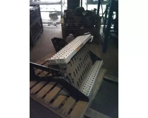 MACK CXU613 CAB STEP