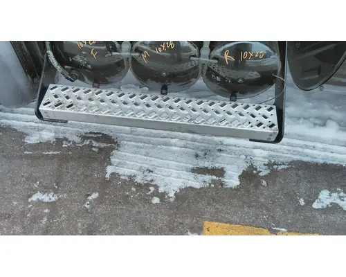 MACK CXU613 CAB STEP