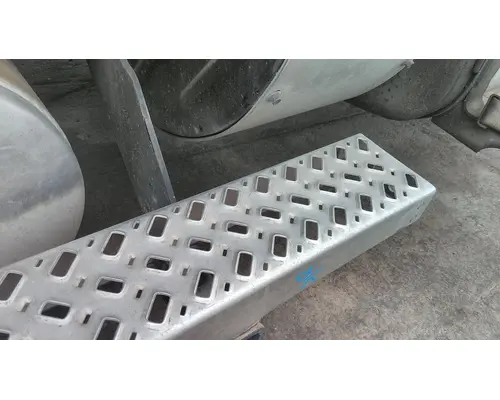 MACK CXU613 CAB STEP