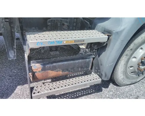 MACK CXU613 CAB STEP