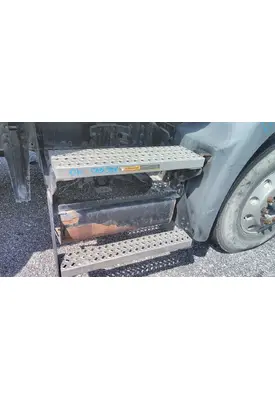 MACK CXU613 CAB STEP