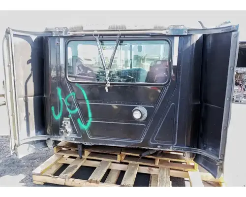 MACK CXU613 Cab Assembly