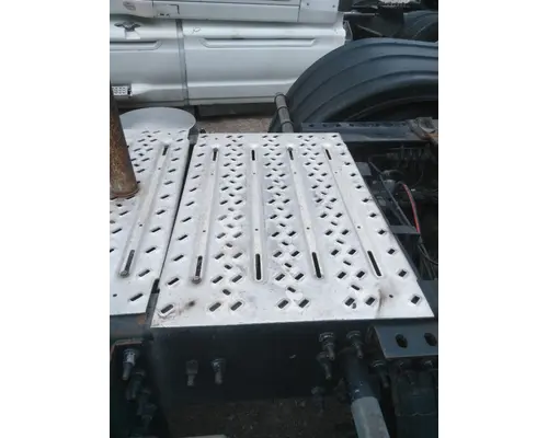 MACK CXU613 DECK (CATWALK) STEP