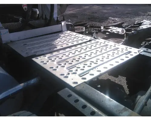MACK CXU613 DECK (CATWALK) STEP