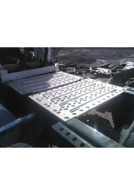 MACK CXU613 DECK (CATWALK) STEP