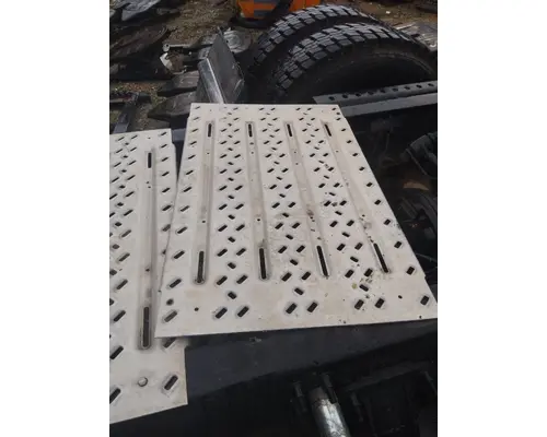 MACK CXU613 DECK (CATWALK) STEP