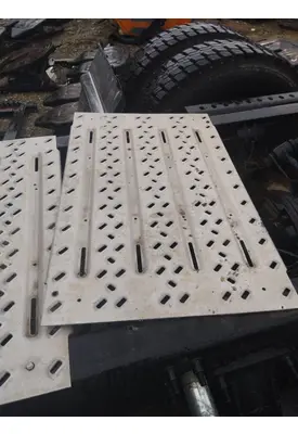 MACK CXU613 DECK (CATWALK) STEP