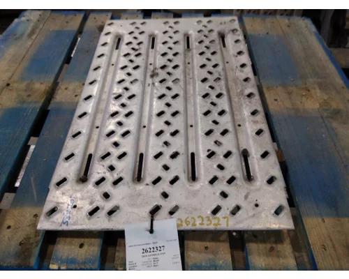 MACK CXU613 DECK (CATWALK) STEP