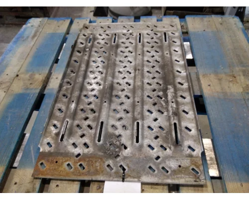 MACK CXU613 DECK (CATWALK) STEP
