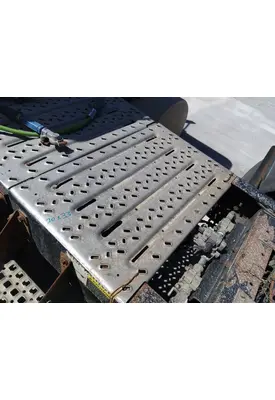 MACK CXU613 DECK (CATWALK) STEP
