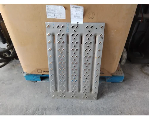 MACK CXU613 DECK (CATWALK) STEP