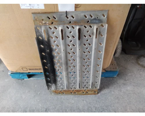 MACK CXU613 DECK (CATWALK) STEP
