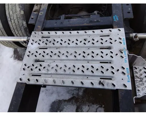 MACK CXU613 DECK (CATWALK) STEP