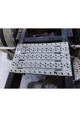 MACK CXU613 DECK (CATWALK) STEP