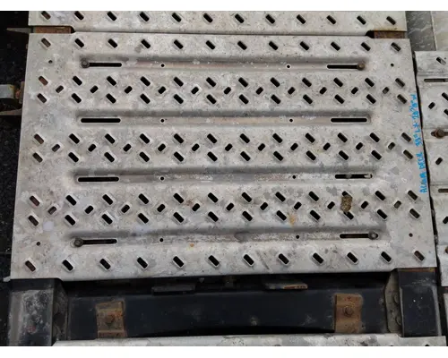 MACK CXU613 DECK (CATWALK) STEP