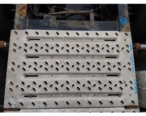 MACK CXU613 DECK (CATWALK) STEP