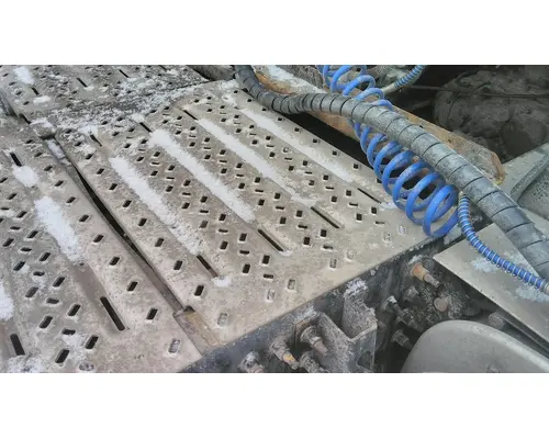 MACK CXU613 DECK (CATWALK) STEP