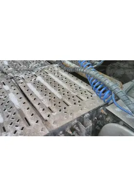 MACK CXU613 DECK (CATWALK) STEP