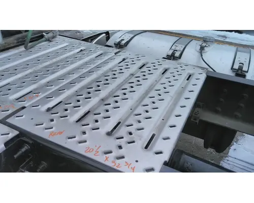 MACK CXU613 DECK (CATWALK) STEP