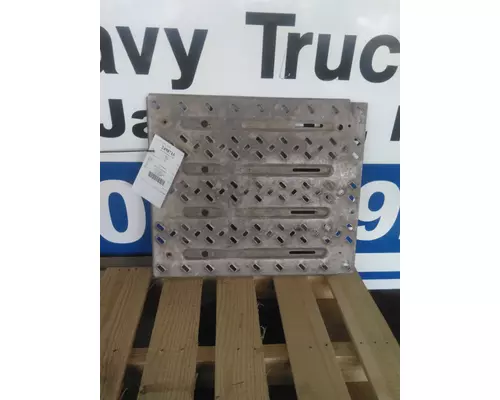 MACK CXU613 DECK (CATWALK) STEP