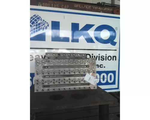 MACK CXU613 DECK (CATWALK) STEP