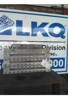 MACK CXU613 DECK (CATWALK) STEP
