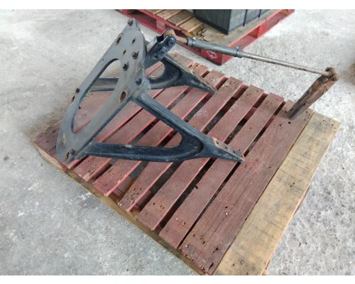 MACK CXU613 EXHAUST/MUFFLER BRACKET